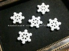 画像2: ラメ入り雪の結晶デコパーツ(小10個入)(※注意事項有り) (2)
